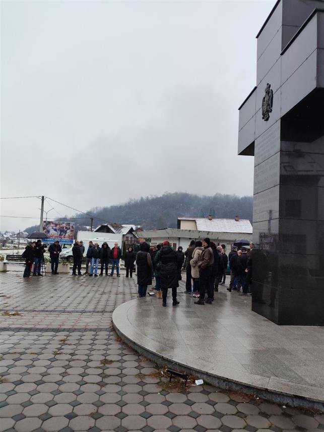 БРАТУНАЦ, 29. НОВЕМБРА /СРНА/ - Мирни протестни скуп подршке Војину Павловићу код споменика за 3.267 погинулих српских бораца и цивила из регије Бирач у Одбрамбено-отаџбинском рату.