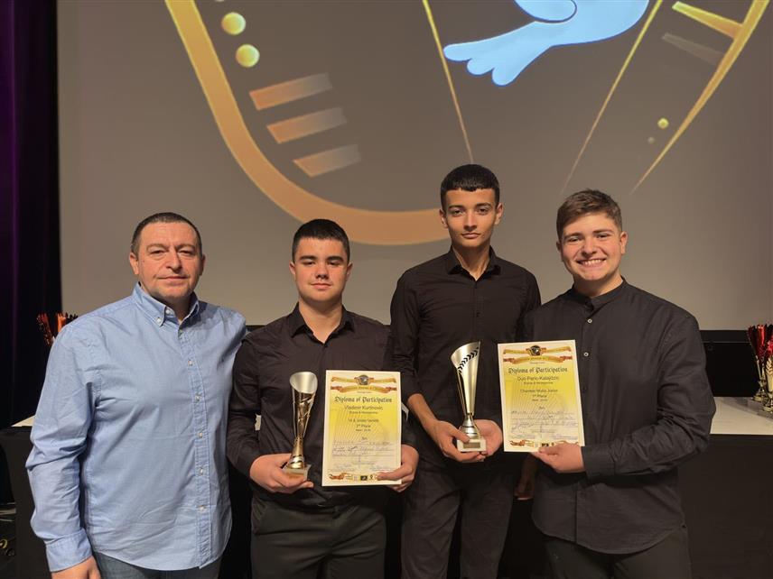 БИЈЕЉИНА, 29. НОВЕМБРА /СРНА/ - Ученици Музичке школе "Корнелије Станковић" из Бијељине Ђорђе Перић и Немања Калајџић, под менторством професора Славише Перића, освојили су злато на Свјетском трофеју у Француској.