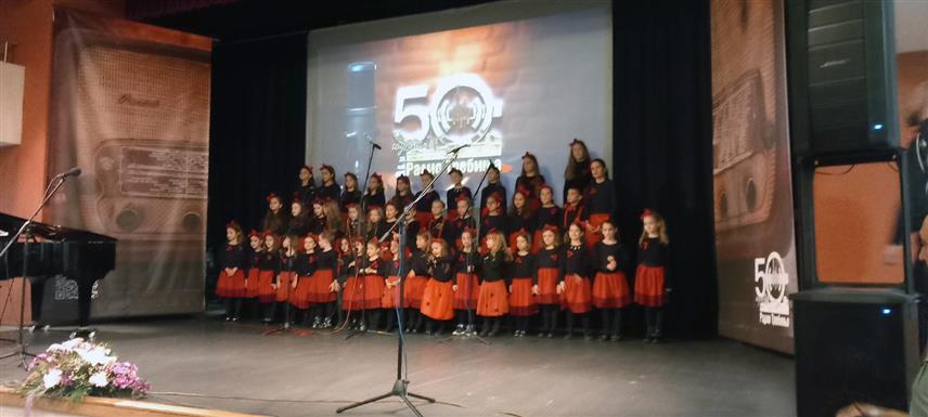 TРЕБИЊЕ, 29. НОВЕМБРА /СРНА/ - "Радио Tребиње" вечерас је свечаном академијом и пригодном изложбом, у присуству многобројних Tребињаца, обиљежио пола вијека постојања и рада, уз исказану захвалност генерацијама које су градиле све оно што је тај медиј данас.	