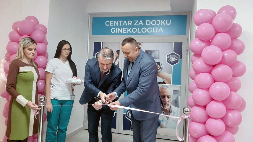 ФОЧА, 2. НОВЕМБРА /СРНА/ - У Фочи је данас отворен Центар за дојку при Универзитетској болници, који ће омогућити бројне предности у успостављању дијагнозе и у лијечењу. Центар су свечаним пресијецањем врпце отворили министар здравља и социјалне заштите Ален Шеранић и директор Универзитетске болнице Фоча Срђан Лаловић.	