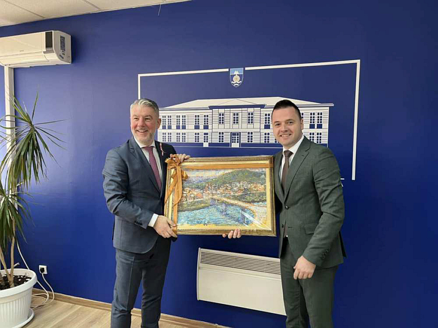 ФОЧА, 2. НОВЕМБРА /СРНА/ - Министар здравља и социјалне заштите Републике Српске Ален Шеранић разговарао је данас у Фочи са начелником ове општине Миланом Вукадиновићем.