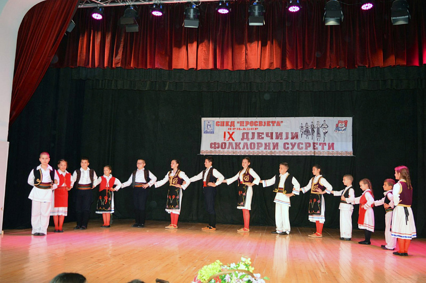 ПРЊАВОР, 30. НОВЕМБРА /СРНА/ - Прњаворска "Просвјета" вечерас је била домаћин Деветих дјечијих сусрета који су окупили 300 малишана.	