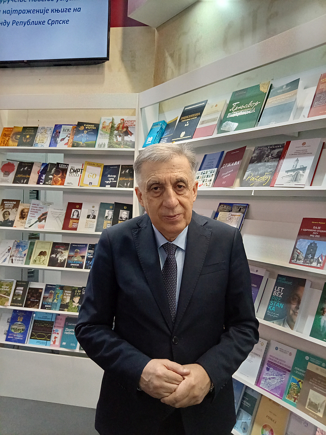 БЕОГРАД, 3. НОВЕМБРА /СРНА/ - Шеф Представништва Републике Српске у Србији Млађен Цицовић на 68. Међународном сајму књига у Београду.