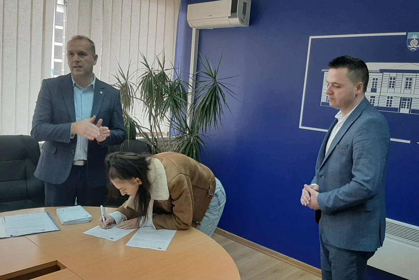 ФОЧА, 3. НОВЕМБРА /СРНА/ - У Фочи су данас подијељена рјешења о додјели грантова у износу од 6.500 до 8.000 КМ за шест полазника који су успјешно прошли обуку за отпочињање посла и чији су бизнис планови задовољили тражене критеријуме у оквиру програма самозапошљавања "Започни и унаприједи свој посао".