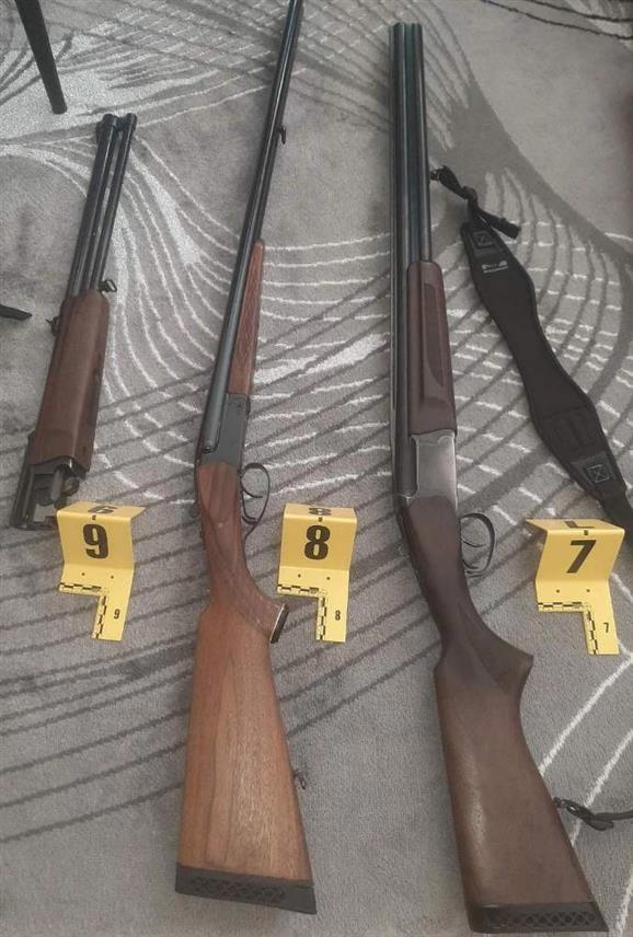 ТУЗЛА, 3. НОВЕМБРА /СРНА/ - Претресом више објеката на подручју Челића које користи пет лица осумњичених за криволов, полиција је пронашла оружје, муницију и трофеје.