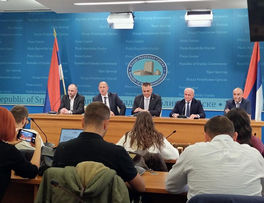 БАЊАЛУКА, 3. НОВЕМБРА /СРНА/ - Вршилац дужности директора Рудника и Термоелектране /РиТЕ/ Угљевик Дико Цвијетиновић на конференцији за новинаре након састанка са предсједником Владе Српске Савом Минићем.