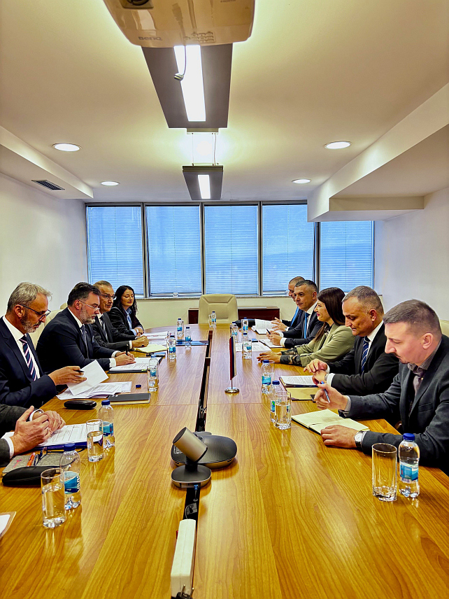 БАЊАЛУКА, 3. НОВЕМБРА /СРНА/ - Министар пољопривреде, шумарства и водопривреде Републике Српске Анђелка Кузмић разговарала је данас у Бањалуци са министром спољне трговине и економских односа у Савјету министара Сташом Кошарцем о обавезама БиХ у процесу усклађивања са законодавством ЕУ.