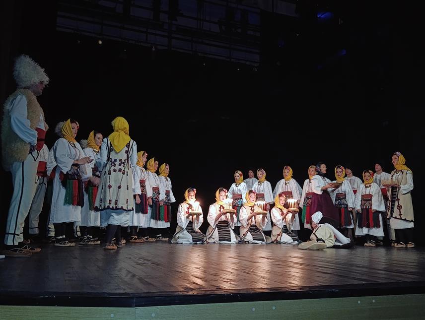 ИСТОЧНО САРАЈЕВО, 3. НОВЕМБРА /СРНА/ - Девета смотра фолклора "Златно коло" у Источном Сарајеву окупила је 13 аматерских културно-умјетничких друштава из Републике Српске са више од 350 учесника.