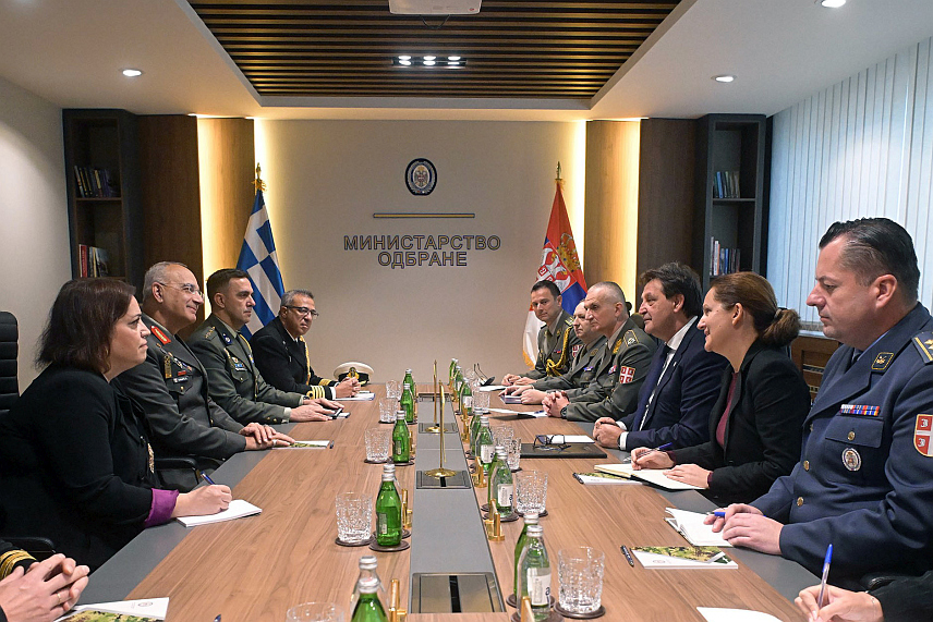 БЕОГРАД, 4. НОВЕМБРА /СРНА/ - Министар одбране Србије Братислав Гашић на састанку са начелником Генералштаба националне одбране Грчке Димитриосом Хуписом.