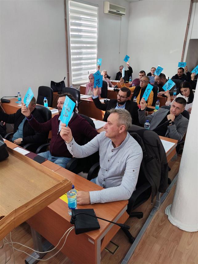 СРЕБРЕНЦА, 4. НОВЕМБРА /СРНА/ - Одборници Скупштине општине Сребреница данас су усвојили ребаланс општинског буџета у износу од 14,4 милиона КМ што је повећање за 1,2 милиона КМ у односу на првобитни буџет за ову годину.