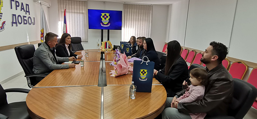 ДОБОЈ, 5. НОВЕМБРА /СРНА/ - У Градској управи у Добоју организован је пријем за три породице које су добијањем трећег дјетета испуниле критеријум да прије уговорног периода постану стоодстотни власници стамбених јединица, које су стекли у оквиру градског програма суфинансирања средстава за куповину 100 станова за младе брачне парове.