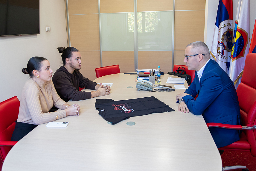 ПРЊАВОР, 5. НОВЕМБРА /СРНА/ - Градоначелник Прњавора Дарко Томаш са члановима рок групе "Деминутив" Немањом Данојевићем и Мајом Китић.