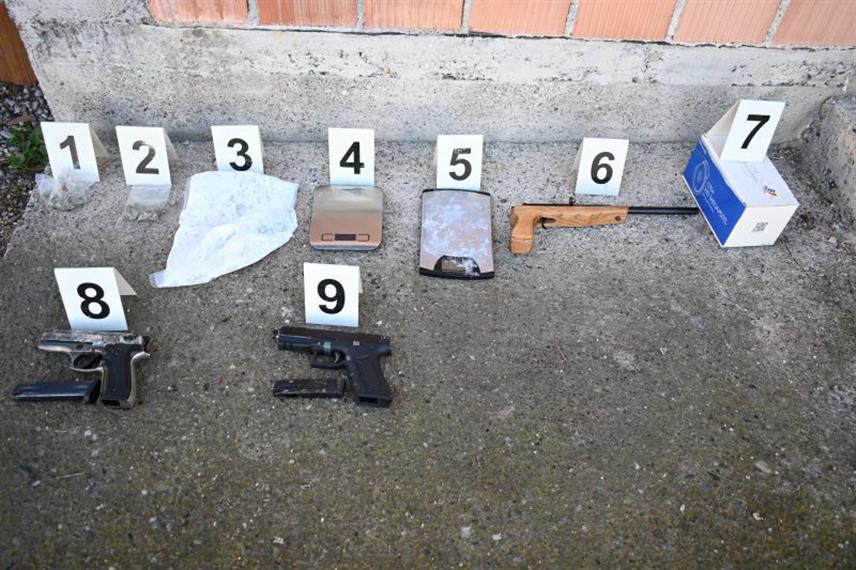 САРАЈЕВО, 5. НОВЕМБРА /СРНА/ - Мушкарци чији су иницијали Б.Џ. /38/ из Тешња и М.А. /38/ из Добој Југа ухапшени су због посједовања веће количине дроге и оружја.