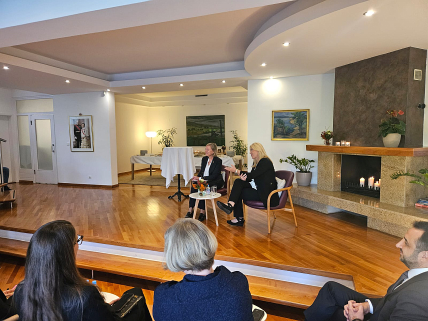 ИСТОЧНО САРАЈЕВО, 5. НОВЕМБРА /СРНА/ - Српски члан Предсједништва БиХ Жељка Цвијановић поручила је страним амбасадорима и другим дипломатама у Сарајеву да најбоље могу помоћи БиХ ако заузму неутралан и избалансиран став према свима, и тако охрабре унутрашњи дијалог који је једини пут ка деескалацији кризе и стабилизацији политичких прилика.