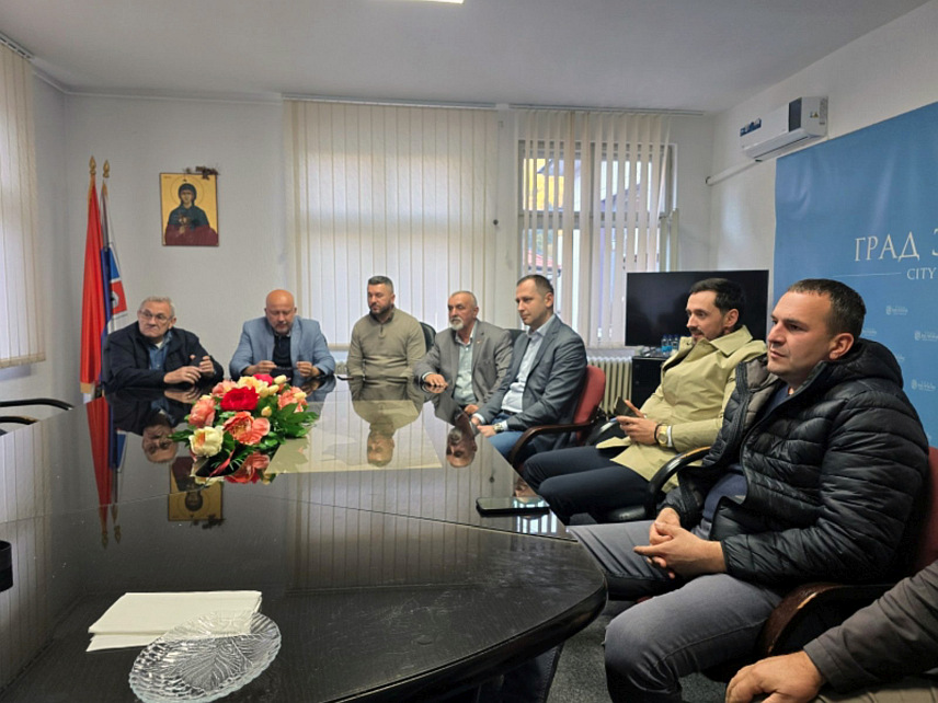 ЗВОРНИК, 5. НОВЕМБРА /СРНА/ - Градоначелник Зворника Бојан Ивановић разговарао је са представницима организација проистеклих из Одбрамбено-отаџбинског рата.