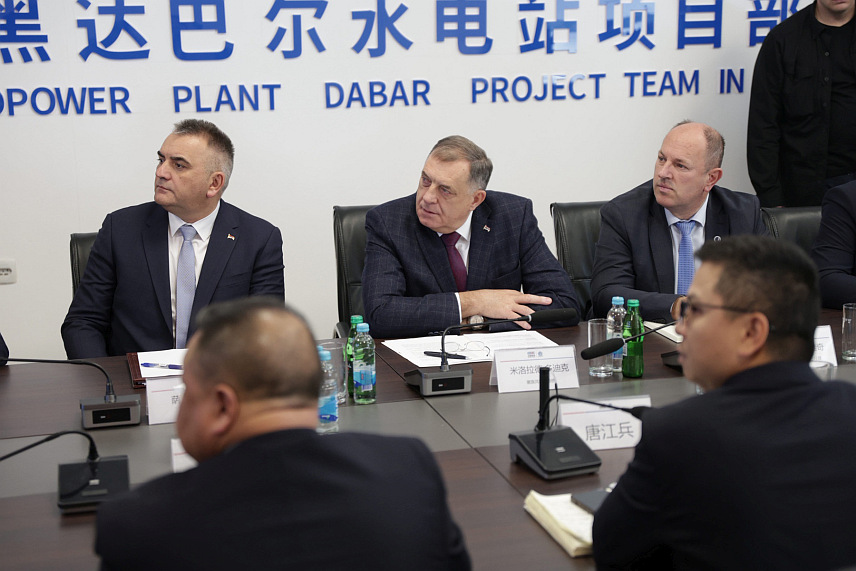 БЕРКОВИЋИ, 6. НОВЕМБРА /СРНА/ - Предсједник Милорад Додик и премијер Републике Српске Саво Минић присуствују данас у Бековићима презентацији доводног тунела Хидроелектране /ХЕ/ "Дабар", једног од највећих хидроенергетских објеката у Републици Српској.