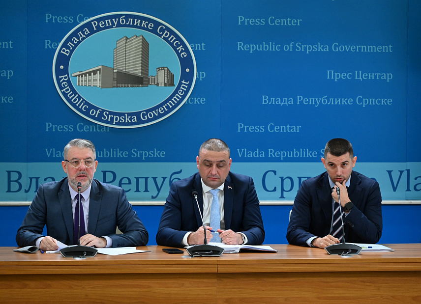 БАЊАЛУКА, 6. НОВЕМБРА /СРНА/ - Влада Републике Српске дала је сагласност на коначни уговор да предузеће "Гас-рес" преузиме компанију "Комсар", рекао је потпредсједник Владе Српске Ален Шеранић.	
