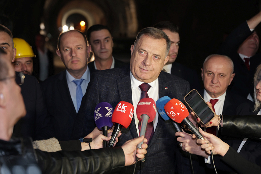 БЕРКОВИЋИ, 6. НОВЕМБРА /СРНА/ - Предсједник Милорад Додик у обраћању новинарима током посјете радовима на доводном тунелу ХЕ"Дабар".