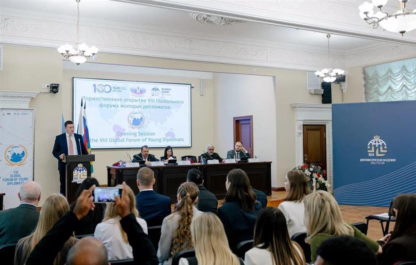 МОСКВА, 6. НОВЕМБРА /СРНА/ - Представнице Републике Српске на Свјетском форуму младих дипломата у Москви Ивона Пејашиновић и Милица Сумрак на најбољи начин су представиле Српску учешћем на сесијама о успостављању мултиполарног свијета, улози медија у дипломатији, те значају представника из области спорта, културе и образовања у промоцији једне државe.