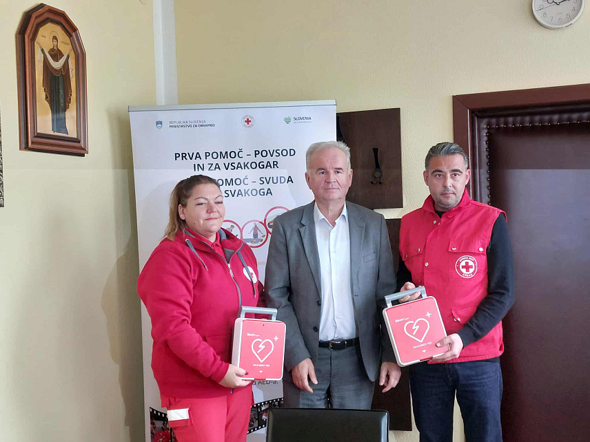 СРБАЦ, 6. НОВЕМБРА /СРНА/ - У Српцу је данас уприличена примопредаја два аутоматска екстерна дефибрилатора, укупне вриједности 7.500 КМ, у оквиру пројекта "Прва помоћ - свуда за свакога", који реализује општински Црвени крст са Црвеним крижом Словеније.