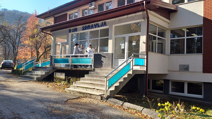 ВЛАСЕНИЦА, 6. НОВЕМБРА /СРНА/ - У Дому здравља Власеница данас је почела бесплатна вакцинација против сезонског грипа.