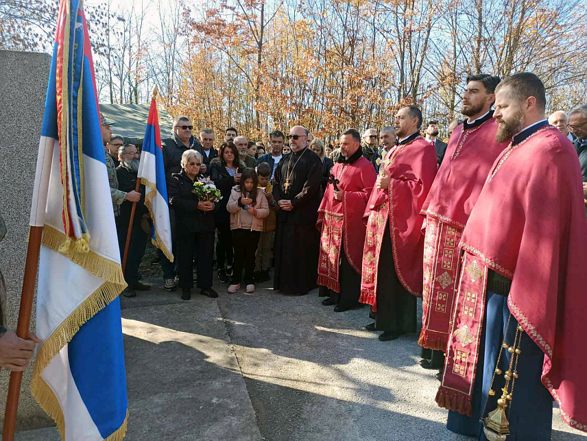 ЗВОРНИК, 6. НОВЕМБРА /СРНА/ - На Глођанском брду код Зворника данас је служен парастос, а код спомен-плоче положени вијенци поводом 33 година од страдања 126 припадника Војске Републике Српске, које су 6. новембра на свиреп начин убили припадници такозване Армије БиХ.