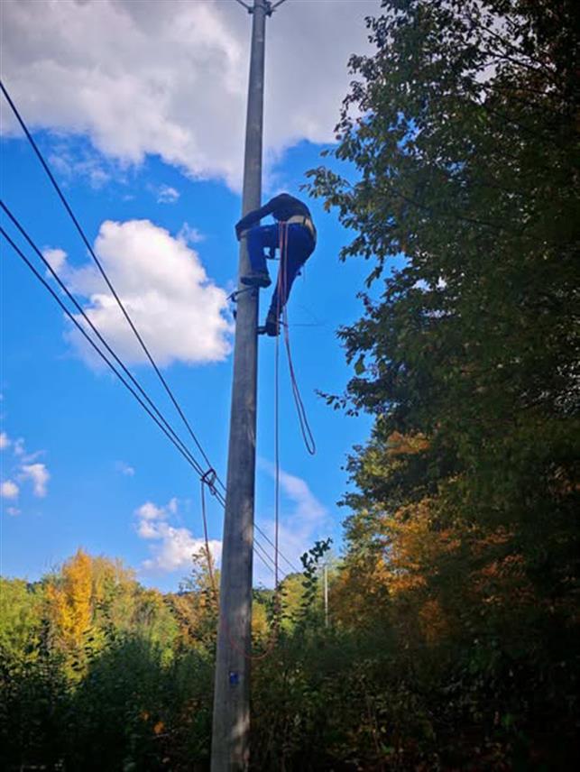 БИЈЕЉИНА, 6. НОВЕМБРА /СРНА/ - Из предузећа "Електро-Бијељина" најавили су знатна улагања у реконструкцију мреже у Лопарама и истакли да је у току године на овом подручју био најмање непланских застоја на мрежи, што је набољи доказ одговорног рада на терену.