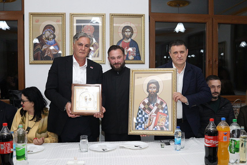 БАЊАЛУКА, 6. НОВЕМБРА /СРНА/ - Министар за научнотехнолошки развој и високо образовање Републике Српске Синиша Каран је присуствовао окупљању вјерног народа у парохијском дому храма Светог Саве у Бронзаном Мајдану код Бањалуке.