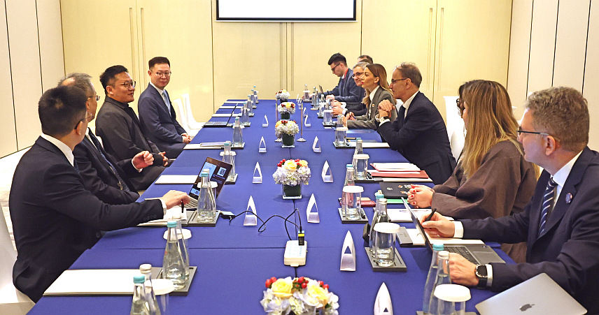 БЕОГРАД/ШАНГАЈ, 6. НОВЕМБРА /СРНА/ - Премијер Србије Ђуро Мацут на састанку у Шангају са представницима кинеских компанија "Синофарм", "Хуавеј" и "БГИ груп".