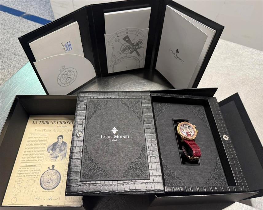 БАЊАЛУКА, 7. НОВЕМБРА /СРНА/ - Припадници Управе за индиректно опорезивање /УИО/ БиХ одузели су на Међународном аеродрому Сарајево два сата чија је вриједност процијењена на 200.000 КМ.