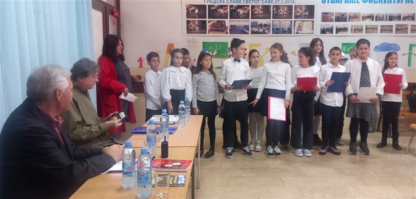 TРЕБИЊЕ, 7. НОВЕМБРА /СРНА/ - Манифестација "Дучићеве вечери поезије" почела је данас у Требињу дружењем пјесника Бранка Стевановића и Власте Ценића са ученицима Основне школе "Јован Јовановић Змај".