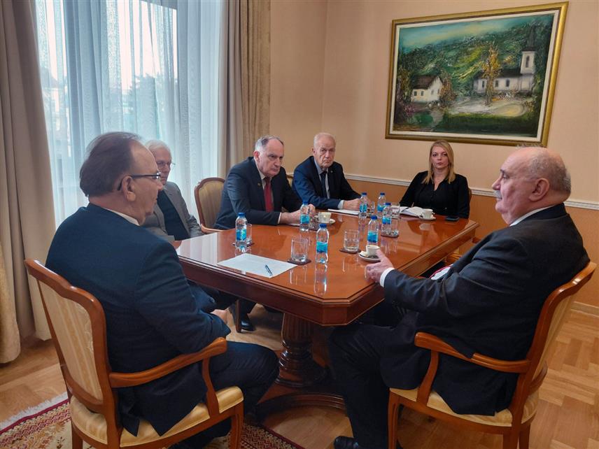 БАЊАЛУКА, 7. НОВЕМБРА /СРНА/ - Академија умјетности Републике Српске /АНУРС/ и Српска академија наука и уметности /САНУ/ остају привржени међусобној сарадњи која ће бити унапријеђена и проширена, речено је на састанку предсједника АНУРС-а и САНУ Драгољуба Мирјанића и Зорана Кнежевића у Бањалуци.