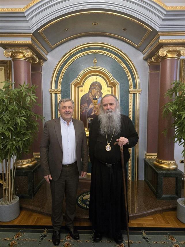 БИЈЕЉИНА, 7. НОВЕМБРА /СРНА/ - Његово високопреосвештенство митрополит зворничко-тузлански Фотије и директор бијељинске Болнице "Свети врачеви" Микајло Лазић разговарали су данас у Бијељини о досадашњој сарадњи Епархије и ове здравствене установе, као и значају духовне подршке пацијентима и медицинском особљу.