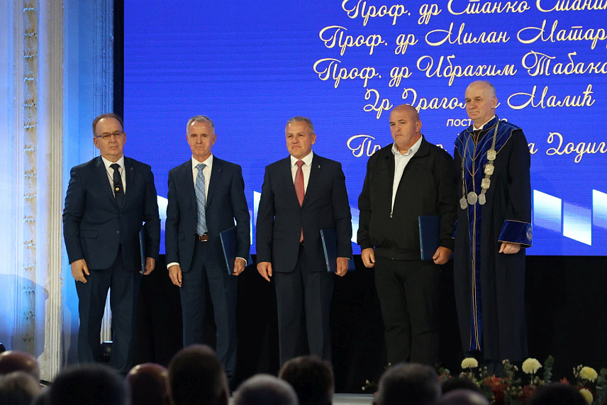 БАЊАЛУКА, 7. НОВЕМБРА /СРНА/ - На свечаној академији поводом 50 година рада Универзитета у Бањалуци данас су бившим ректорима уручене повеље ове установе као израз захвалности и сјећања на њихов изузетан допринос развоју Универзитета, унапређењу његовог научног и академског угледа, као и посвећеност високошколском образовању и научноистраживачком раду. /Фото - Борислав Здриња/