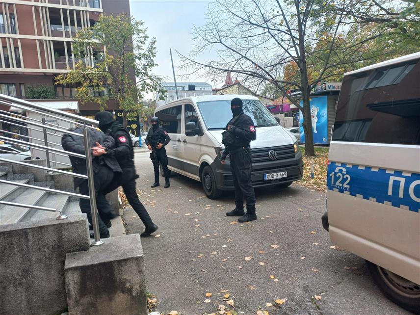 БАЊАЛУКА, 7. НОВЕМБРА /СРНА/ - Четири лица чији су иницијали М.Л, З.К, Б.П. и С.Н. из Добоја предата су данас Посебном одјељењу за сузбијање корупције, организованог и најтежих облика привредног криминала Републичког јавног тужилаштва.