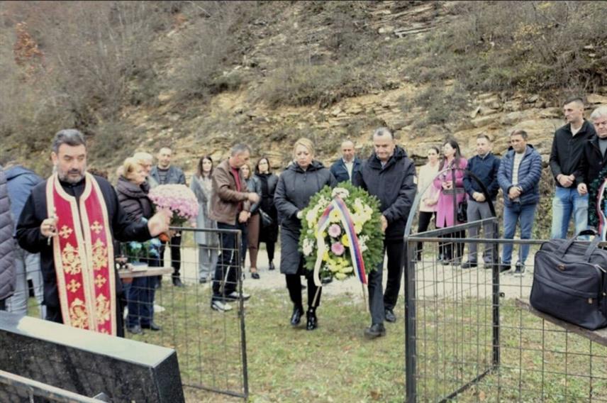 РОГАТИЦА, 7. НОВЕМБРА /СРНА/ - У Рогатици је данас служен помен за седам припадника Војске Републике Српске које су у Месићима из засједе убили припадници такозване Армије БиХ, а за овај злочин ни након 32 године нико није одговарао.