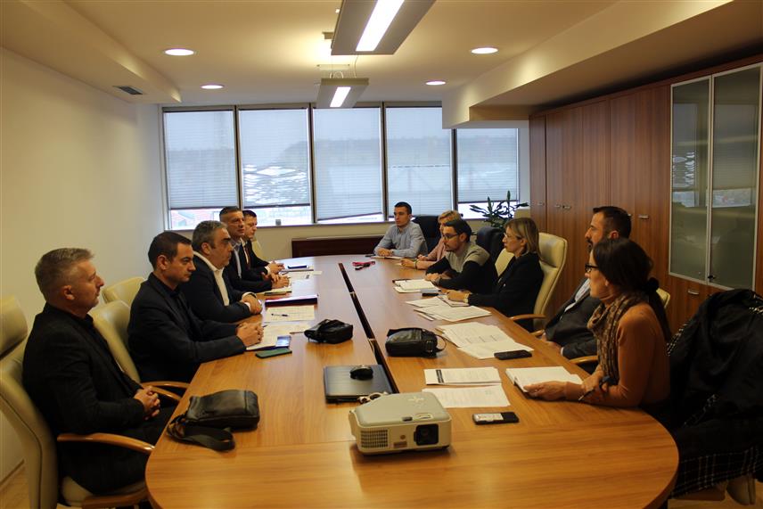 БАЊАЛУКА, 7. НОВЕМБРА /СРНА/ - Одбори за преговоре Владе Републике Српске и синдиката запослених у јавним службама Српске констатовали су на данашњем састанку да je потребно закључивање посебног колективног уговора за запослене у јавним службама Српске којим ће бити прецизније дефинисана права запослених у овим областима.