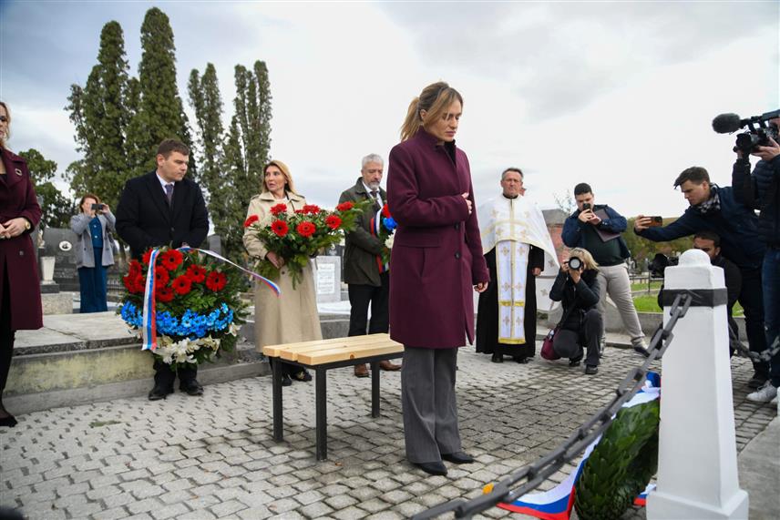 БЕОГРАД/БЕЛА ЦРКВА, 7. НОВЕМБРА /СРНА/ - Министар за рад, запошљавање, борачка и социјална питања Србије Милица Ђурђевић Стаменковски је данас поводом годишњице Октобарске револуције положила цвијеће на руском гробљу у Белој Цркви - на гробљу гдје почивају припадници руске "бијеле" емиграције из првог таласа и њихови потомци, као и на Споменик погинулим српским ратницима у Првом свјетском рату.