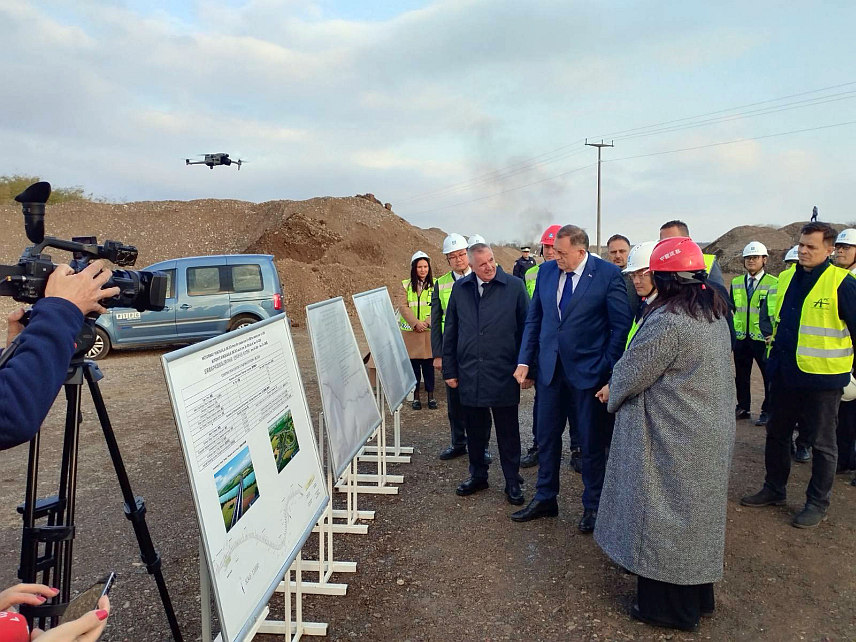 ВУКОСАВЉЕ, 7. НОВЕМБРА /СРНА/ - Лидер СНСД-а Милорад Додик, министар саобраћаја и веза Републике Српске Зоран Стевановић и вршилац дужности директора "Аутопутева Републике Српске" Радован Вишковић посјетили су данас градилиште дионице ауто-пута од Вукосавља према Брчко дистрикту.