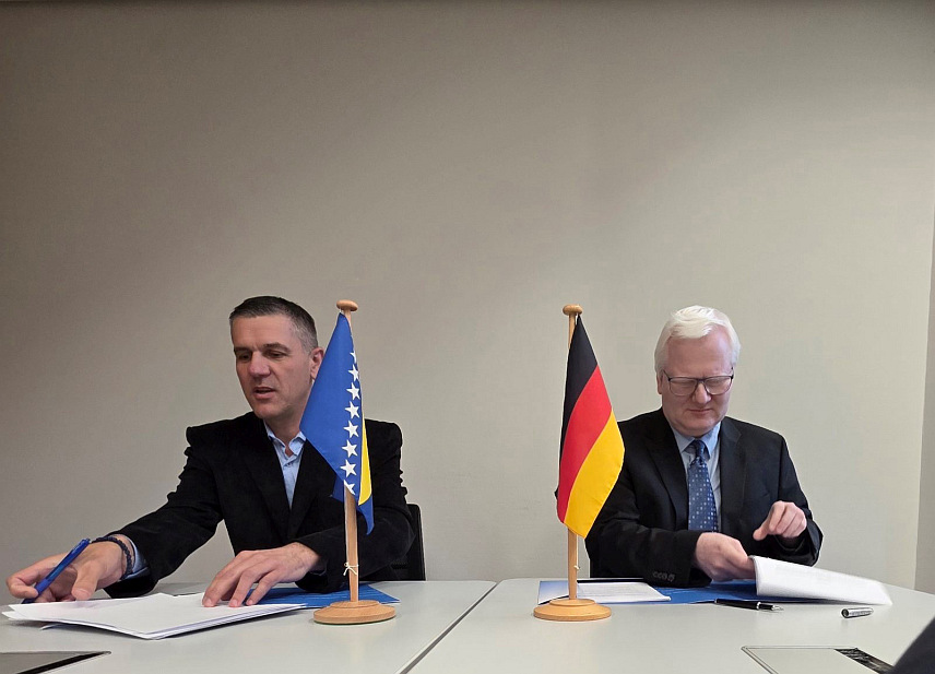 САРАЈЕВО, 7. НОВЕМБРА /СРНА/ - Мјешовита комисија за друмски превоз БиХ и Њемачке унаприједила је досадашњи контингент дозвола, те је за наредну и 2027. годину договорено 250 билатерално/транзитних годишњих дозвола за возила са минималним стандардом "евро шест" и 500 дозвола за превоз у/из треће државе за возила са минималним стандардом "евро шест".