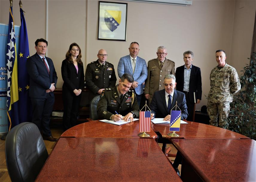 САРАЈЕВО, 7. НОВЕМБРА /СРНА/ - Помоћник министра одбране У Савјету министара Зоран Шајиновић и војни аташе САД у БиХ бригадир Џорџ Холмс потписали су данас у Сарајеву меморандум о разумијевању и План активности билатералне одбрамбене сарадње за 2026. годину између Министарства одбране и америчког Министарства рата.