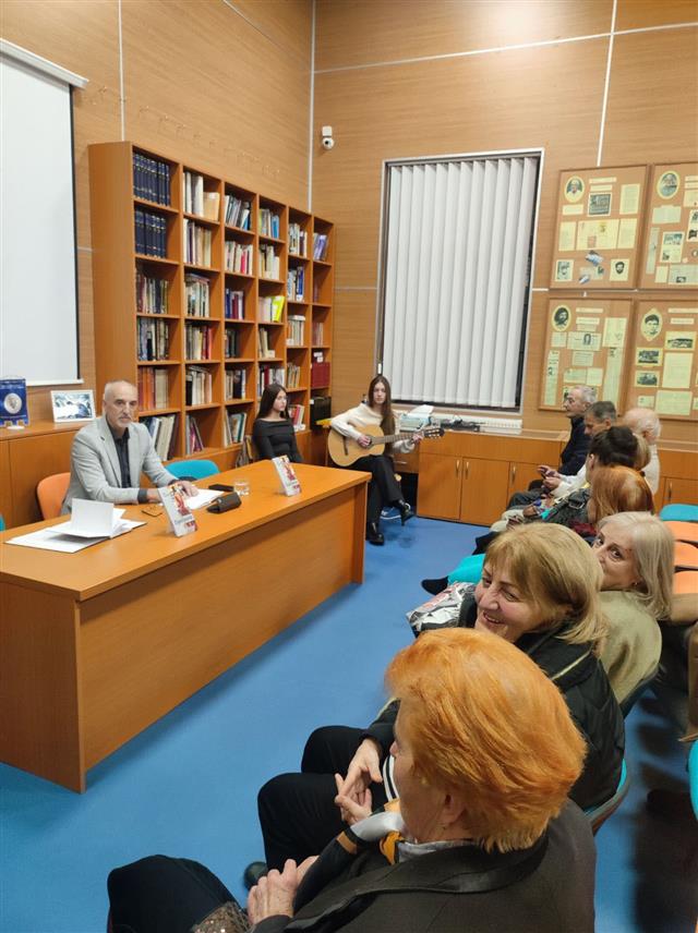 ХАН ПИЈЕСАК, 7. НОВЕМБРА /СРНА/ - У оквиру манифестације "Дани Милана Радуловића" вечерас је у Народној библиотеци "Бранко Чучак" на Хан Пијеску одржана промоција збирке љубавних пјесама "Одабрана" аутора Аћима Тодоровића.