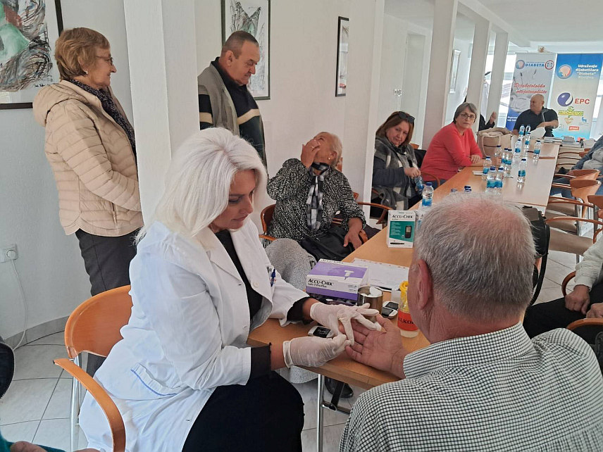 БИЈЕЉИНА, 7. НОВЕМБРА /СРНА/ - Представници бијељинског Удружења "Диабета" данас су у Дому здравља Лопаре одржали акцију бесплатних превентивних прегледа, уз предавање о значају превенције у заједници.