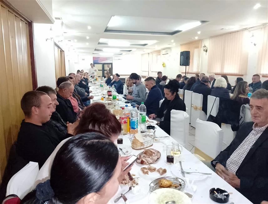 НОВИ ГРАД, 7. НОВЕМБРА /СРНА/ - Пољопривредна задруга "Агро вип" са сједиштем у Челинцу организовала је данас у Лакташима дружење са кооперантима који су имали уговорену производњу краставаца корнишона као завршетак овогодишње сезоне.