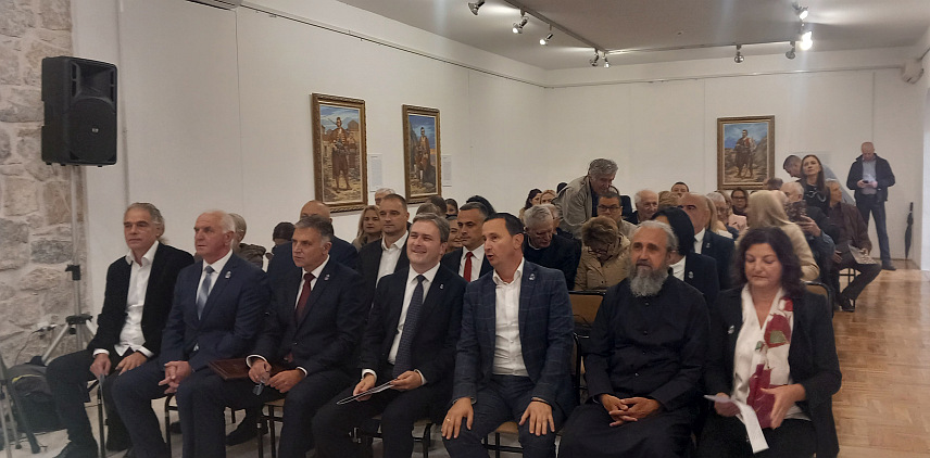TРЕБИЊЕ, 7. НОВЕМБРА /СРНА/ - У Музеју Херцеговине у Tребињу вечерас је у оквиру манифестације "Дучићеве вечери поезије" отворена изложба слика "Невесињска пушка у срцу Херцеговине" академског сликара Небојше Ђурановића из Београда, изложби је присуствовао министар просвјете и културе Републике Српске Борислав Голубовић и министар културе Србије Никола Селаковић.