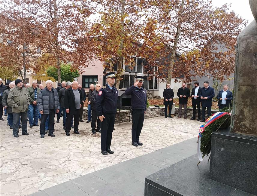 НОВИ ГРАД, 8. НОВЕМБРА /СРНА/ - У Новом Граду је данас, поводом Митровдана - крсне славе Борачке организације Републике Српске, служен помен и положени вијенци код Централног спомен-обиљежја погинулим борцима Војске Републике Српске.	