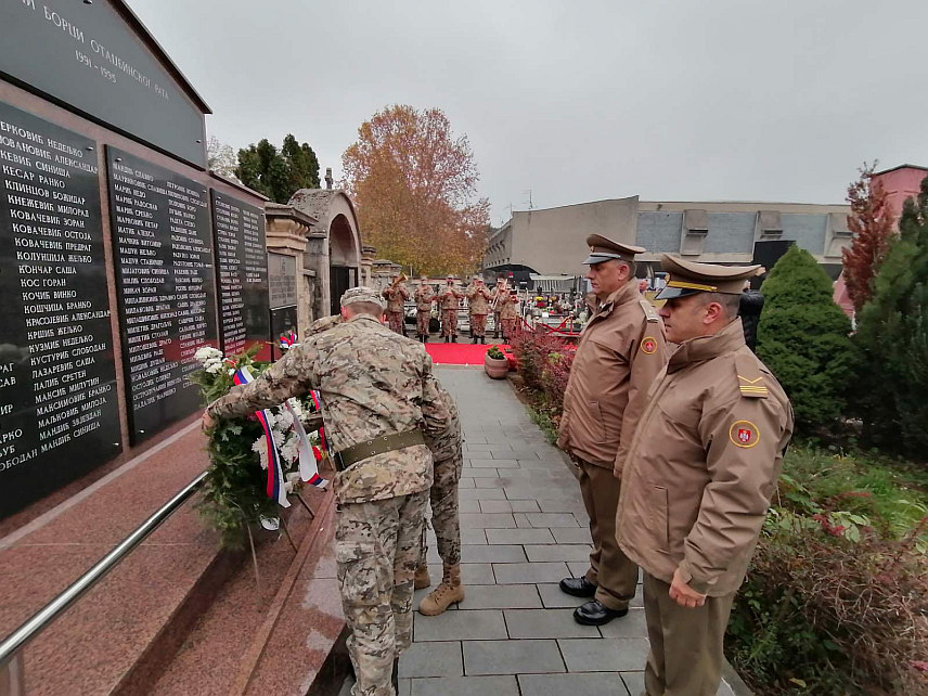 БАЊАЛУКА, 8. НОВЕМБРА /СРНА/ - У бањалучком Храму Христа Спаситеља данас је служен парастос за погинуле и нестале српске борце поводом Митровдана - крсне славе Борачке организације Републике Српске /БОРС/, те је овом приликом указано на одлучујући допринос одбрани Српске коју су дали Војска и припадници МУП-а.