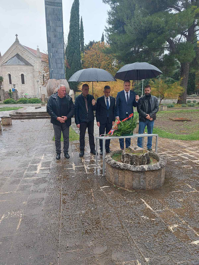 ТРЕБИЊЕ, 8. НОВЕМБРА /СРНА/ - Борачка организација града Требиње обиљежила је данас славу - Митровдан, те је тим поводом служен парастос за погинуле борце у Цркви Светог кнеза Лазара, положено цвијеће на Споменик браниоцима Требиња, те истакнут немјерљив допринос бораца Требињске бригаде у одбрани Невесиња и Херцеговине.	