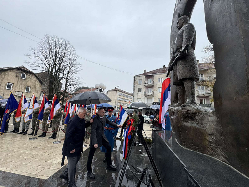 НЕВЕСИЊЕ, 8. НОВЕМБРА/СРНА/ - На Споменик слободе у Невесињу данас су положени вијенци и одата почаст страдалим српским борцима у Митровданским биткама у оквиру обиљежавања крсне славе Борачке организације Републике Српске /БОРС/ и сјећања на Митровданске битке 1992. и 1994. године.	