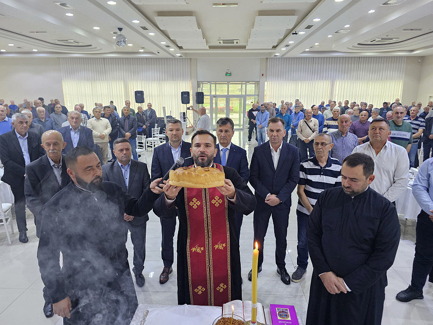 УГЉЕВИК, 8. НОВЕМБРА /СРНА/ - Борачка организација Угљевика прославила је данас крсну славу Митровдан, а испред Централног-спомен обиљежја гдје су уписана имена 301 погинулог борца Војске Републике Српске положени су вијенци и цвијеће.